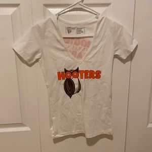 Hooters white V-neck small